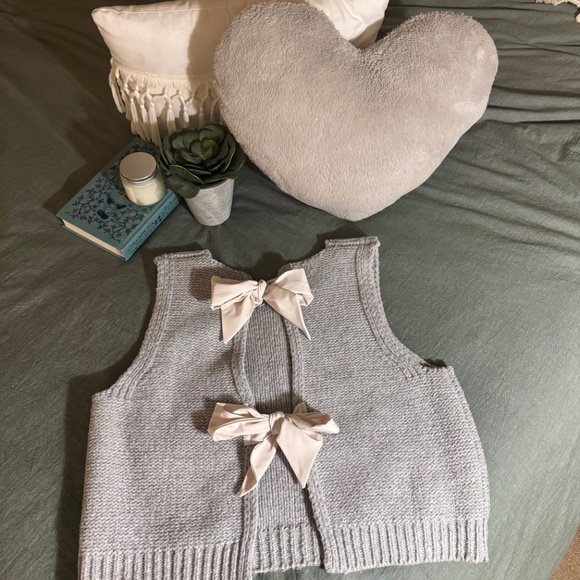 Women’s Gray Sleeveless sweater-Bow Back - Picture 5 of 5